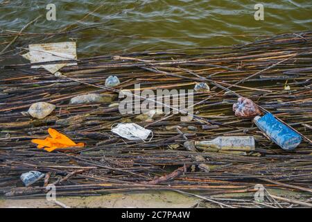 Il coronavirus sta contribuendo all'inquinamento, come maschere di faccia scartate disordine fiume Danubio fiume fiume con plastica e altri rifiuti. Bottiglie di plastica e altri detriti di plastica galleggiano nel Danubio. La plastica e altri rifiuti provenienti da tutta Europa vengono spazzati via dal Danubio nel Mar Nero. Foto Stock