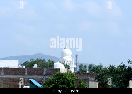 Gurudwara o tempio dei Sikh in città, strada indiana di sfondo con la vecchia casa e la natura a Indore, India-luglio 2020 Foto Stock