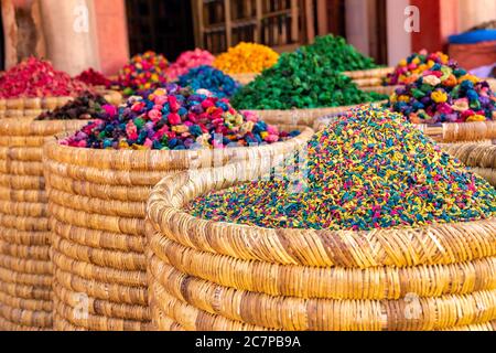 Erbe e spezie vendute in un negozio nel souk di Marrakech, Marocco Foto Stock