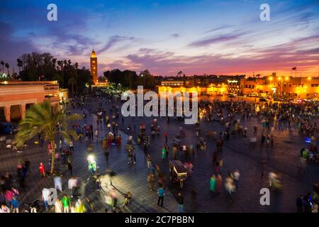 MARRAKECH, MAROCCO - Apr 29, 2016: Vista del tramonto sulla moschea di Koutoubia e piazza Djemaa el Fna con la gente a Marrakech. Foto Stock