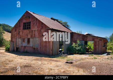 Fienile di lamiera corrugata usato nella miniera di mercurio ad Almaden Quicksilver County Park Foto Stock