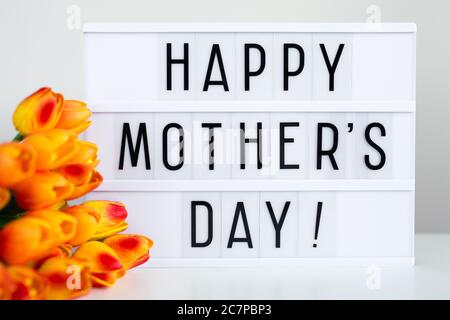 Scatola luminosa vintage con le parole "Happy Mother's Day" sul tavolo Foto Stock