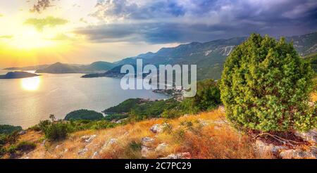 Vista aerea tramonto della costa adriatica dalla chiesa di st. Punto panoramico di Sava vicino a Budwa. Posizione: chiesa punto di vista di San Sava, Montenegro, Balcani, mare Adriatico Foto Stock