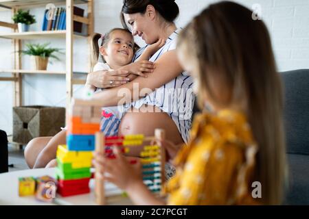 La famiglia felice avente tempi di divertimento a casa Foto Stock