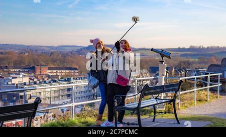 Valkenburg, Limburgo meridionale/Paesi Bassi. 12 dicembre. 2016. Due adolescenti scattano una foto con un bastone selfie e il loro telefono cellulare in un punto di vista Foto Stock