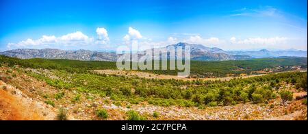 Pino Aleppo (Pinus halepensis) bosco e paesaggio montano preso dal Monte SRD in una giornata di sole. Ubicazione: Dubrovnik, Dalmazia, Croazia, Foto Stock