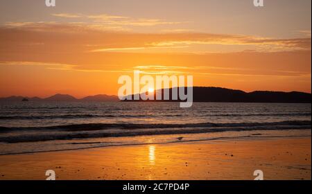 Mare contro il cielo durante il tramonto in Thailandia Foto Stock