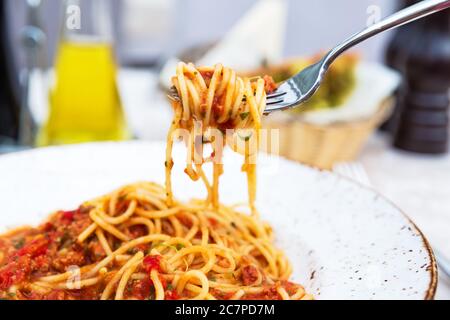 Spaghetti bolognesi su un piatto bianco con manzo tritato e salsa di pomodoro Foto Stock
