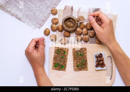 noci e burro di noci su pane snack sani vista dall'alto. piatto Foto Stock