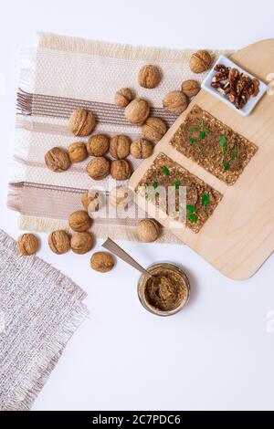 Burro di vegan biologico fatto in casa con noci in un piccolo vasetto. Vista dall'alto, il flan si posano Foto Stock