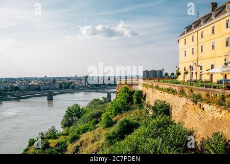 Petrovaradin Fortezza e paesaggio urbano con il Danubio a Novi Sad, Serbia Foto Stock