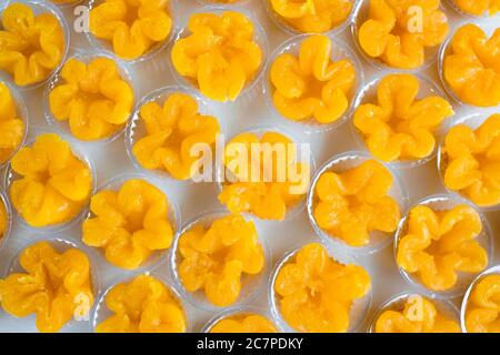 I tradizionali dessert Thai, 'Thong Yip', uno dei famosi nove dolci Tailandesi a base di uova, cocco e fagioli cucinati allo sciroppo. Foto Stock