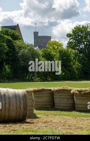 Eton, Windsor, Berkshire, Regno Unito. 17 luglio 2020. Una calda giornata di sole a Eton. Balle di fieno nei prati e campi da gioco dell'Eton College sullo sfondo del Castello di Windsor. Credit: Mc Lean/Alamy Foto Stock