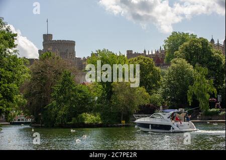 Eton, Windsor, Berkshire, Regno Unito. 17 luglio 2020. In barca sul Tamigi a Windsor in una calda giornata estiva soleggiata. Credit: Mc Lean/Alamy Foto Stock