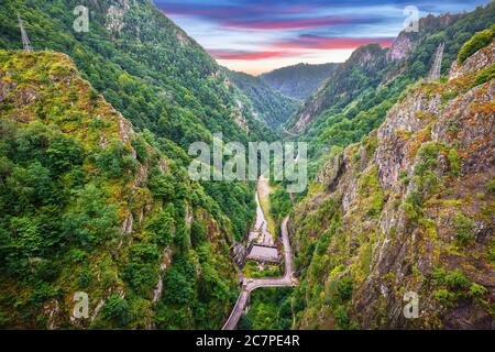 Vista dall'alto dalla diga di Vidraru sul fiume Arges in Transilvania, Romania Foto Stock