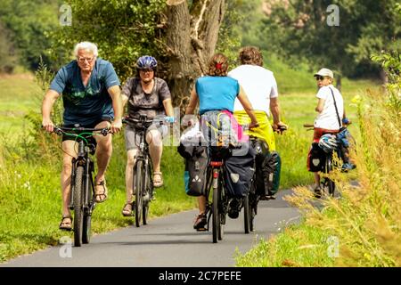 Ciclisti sulla Elberadweg, una pista ciclabile che attraversa una valle lungo il fiume Elba, si gode la vacanza in bicicletta Sassonia Germania Foto Stock