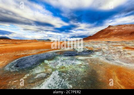 Vasi di fango bollenti nella zona geotermica Hverir e terreno incrinato intorno. Ubicazione: Zona geotermica Hverir, regione di Myvatn, parte settentrionale dell'Islanda, Euro Foto Stock