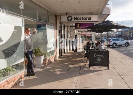 La nuova normalità, presto un sabato mattina a Mudgee, Australia persone si levano in piedi e sedersi a distanze adeguate mentre aspettano caffè e cibo Foto Stock