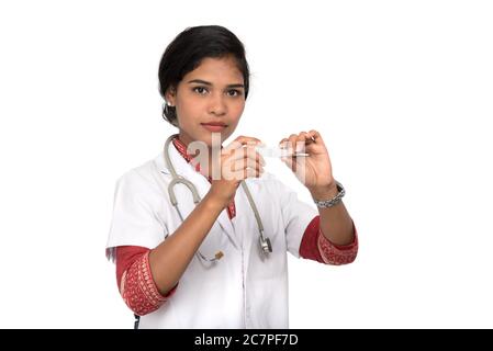 Medico femminile con termometro su sfondo isolato Foto Stock