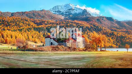 Fantastica vista autunnale del castello di Crap da Sass sul lago Silvaplana. Ubicazione: Silvaplana, distretto di Maloya, regione Engadina, Cantone Grigioni, Svizzera, Foto Stock