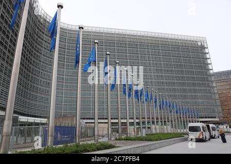 (200719) -- BRUXELLES, 19 luglio 2020 (Xinhua) -- UNA donna passa davanti alla sede centrale della Commissione europea nel quartiere europeo di Bruxelles, Belgio, 19 luglio 2020. Un vertice speciale che riuniva i capi di Stato e di governo degli stati membri dell'Unione europea (UE) sabato non è riuscito a raggiungere un consenso sul suo bilancio pluriennale e su un ambizioso piano di ripresa volto a far uscire il blocco dalla crisi scatenata dalla pandemia del coronavirus. I leader si riuniranno domenica a mezzogiorno, ha detto su Twitter, a fine sabato sera, un portavoce del presidente del Consiglio europeo Charles Michel. Il vertice è stato sup Foto Stock