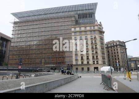 (200719) -- BRUXELLES, 19 luglio 2020 (Xinhua) -- l'edificio Europa, dove si tiene il Consiglio europeo straordinario, si trova nel quartiere europeo di Bruxelles, Belgio, il 19 luglio 2020. Un vertice speciale che riuniva i capi di Stato e di governo degli stati membri dell'Unione europea (UE) sabato non è riuscito a raggiungere un consenso sul suo bilancio pluriennale e su un ambizioso piano di ripresa volto a far uscire il blocco dalla crisi scatenata dalla pandemia del coronavirus. I leader si riuniranno domenica a mezzogiorno, ha detto su Twitter, a fine sabato sera, un portavoce del presidente del Consiglio europeo Charles Michel. T Foto Stock