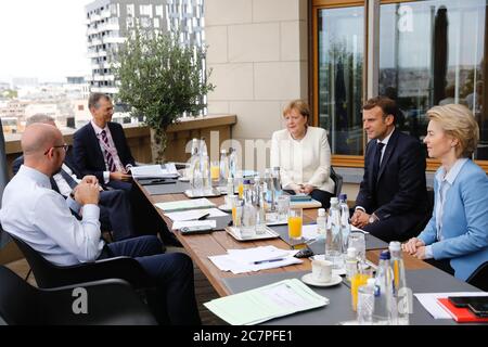 (200719) -- BRUXELLES, 19 luglio 2020 (Xinhua) -- il presidente del Consiglio europeo Charles Michel (1° L), il presidente della Commissione europea Ursula von der Leyen (1° R), il presidente francese Emmanuel Macron (2° R) e il cancelliere tedesco Angela Merkel (3° R) si riuniscono presso la sede dell'UE a Bruxelles, Belgio, il 19 luglio 2020. Un vertice speciale che riuniva i capi di Stato e di governo degli stati membri dell'Unione europea (UE) sabato non è riuscito a raggiungere un consenso sul suo bilancio pluriennale e su un ambizioso piano di ripresa volto a far uscire il blocco dalla crisi scatenata dalla pandemia del coronavirus. La sfilata Foto Stock