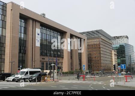 (200719) -- BRUXELLES, 19 luglio 2020 (Xinhua) -- la polizia è in servizio nel quartiere europeo di Bruxelles, Belgio, 19 luglio 2020. Un vertice speciale che riuniva i capi di Stato e di governo degli stati membri dell'Unione europea (UE) sabato non è riuscito a raggiungere un consenso sul suo bilancio pluriennale e su un ambizioso piano di ripresa volto a far uscire il blocco dalla crisi scatenata dalla pandemia del coronavirus. I leader si riuniranno domenica a mezzogiorno, ha detto su Twitter, a fine sabato sera, un portavoce del presidente del Consiglio europeo Charles Michel. Il vertice doveva essere organizzato da venerdì a sabato. Foto Stock