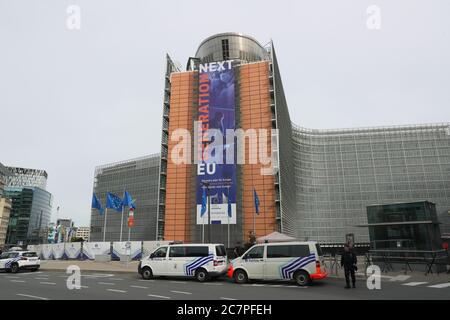 (200719) -- BRUXELLES, 19 luglio 2020 (Xinhua) -- la polizia è in servizio nel quartiere europeo di Bruxelles, Belgio, 19 luglio 2020. Un vertice speciale che riuniva i capi di Stato e di governo degli stati membri dell'Unione europea (UE) sabato non è riuscito a raggiungere un consenso sul suo bilancio pluriennale e su un ambizioso piano di ripresa volto a far uscire il blocco dalla crisi scatenata dalla pandemia del coronavirus. I leader si riuniranno domenica a mezzogiorno, ha detto su Twitter, a fine sabato sera, un portavoce del presidente del Consiglio europeo Charles Michel. Il vertice doveva essere organizzato da venerdì a sabato. Foto Stock