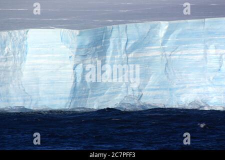 Iceberg tabulare nella Baia di Wilhelmina-Antartide, Penisola Antartica Foto Stock