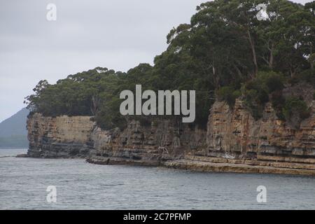 Paesaggio costiero della Tasmania nell'Isola dei morti Foto Stock