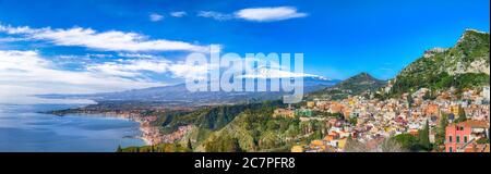 Acque blu acquamarine di mare vicino alle località di Taormina e al vulcano Etna. Baia Giardini-Naxos, costa del Mar Ionio, Taormina, Sicilia, Italia. Foto Stock