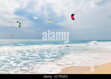 Kite surf in onde, Mui NE Beach, Vietnam, Asia Foto Stock