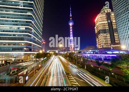 Scena notturna aerea della zona di Lujiazui nel quartiere di Shanghai Pudong. Centro finanziario della Cina. Splendenti edifici di uffici e punto di riferimento. Esposizione lunga Foto Stock