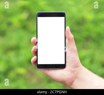 Uomo che tiene lo smartphone nel parco Foto Stock