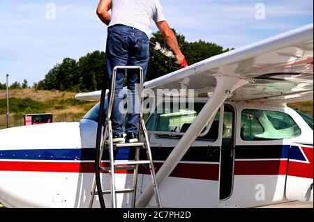 Un aereo privato sul asfalto che viene rifornito Foto Stock