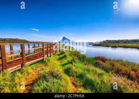 Alba da un passaggio pedonale alla spiaggia di Porto Taverna. Ubicazione: Loiri Porto San Paolo, provincia Olbia Tempio, Sardegna, Italia, Europa Locatio Foto Stock