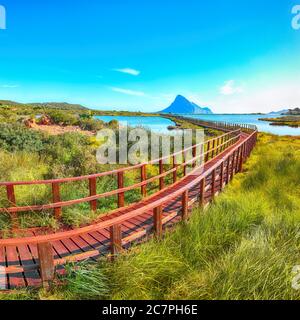 Alba da un passaggio pedonale alla spiaggia di Porto Taverna. Ubicazione: Loiri Porto San Paolo, provincia Olbia Tempio, Sardegna, Italia, Europa Foto Stock