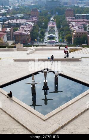 I subacquei di David Martin adornano il quinto livello delle cascate, un progetto d'arte pubblica iconico nel centro di Yerevan in Armenia. Foto Stock