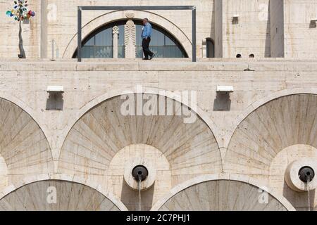 Il primo livello delle Cascate di Yerevan, una caratteristica centrale di questo punto di riferimento pubblico. Yerevan, Armenia Foto Stock