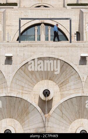 Il primo livello delle Cascate di Yerevan, una caratteristica centrale di questo punto di riferimento pubblico. Yerevan, Armenia Foto Stock