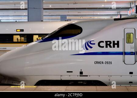 Primo piano vista laterale della locomotiva del treno ad alta velocità della China Railway nella stazione ferroviaria di Shanghai Hongqiao. A forma di proiettile Foto Stock