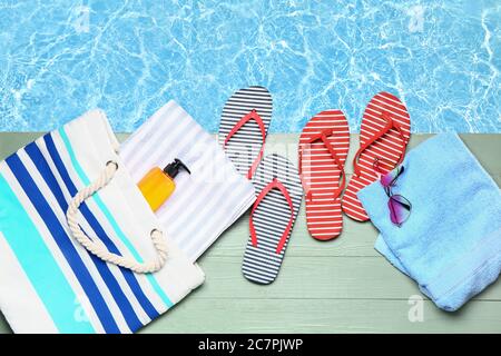 Accessori da spiaggia sul bordo della piscina Foto Stock