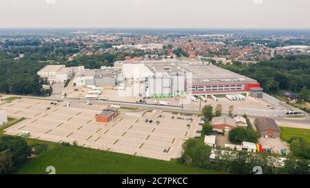 Lohne, Germania. 19 luglio 2020. La fotografia aerea mostra il macello di pollo di Wiesenhof a Lohne, bassa Sassonia, dove 66 persone hanno dimostrato di essere positive per il coronavirus. Credit: Mohssen Assanimoghaddam/dpa/Alamy Live News Foto Stock