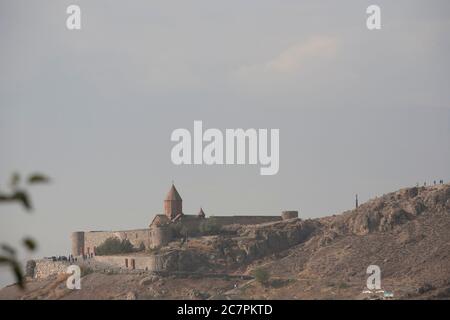 La vista iconica di Khor Virap e dei vigneti circostanti, come turisti e visitatori sono date visite guidate intorno al complesso in Armenia. Foto Stock