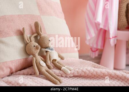 Giocattoli Bunny sul letto nella camera dei bambini Foto Stock