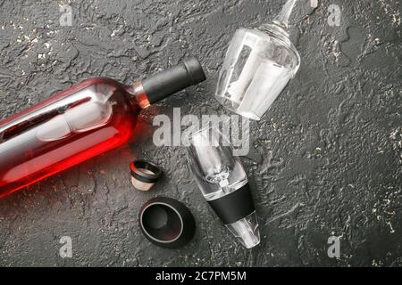 Aeratore per vino con bottiglia e bicchieri su fondo di legno Foto stock -  Alamy