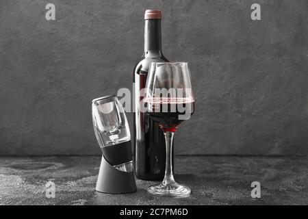 Aeratore per vino con bottiglia e bicchieri su fondo di legno Foto stock -  Alamy