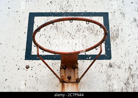 Tiro ad angolo basso di un vecchio cerchio da basket su un backboard in legno Foto Stock