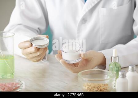 Estetista preparando cosmetici naturali in laboratorio, primo piano Foto Stock